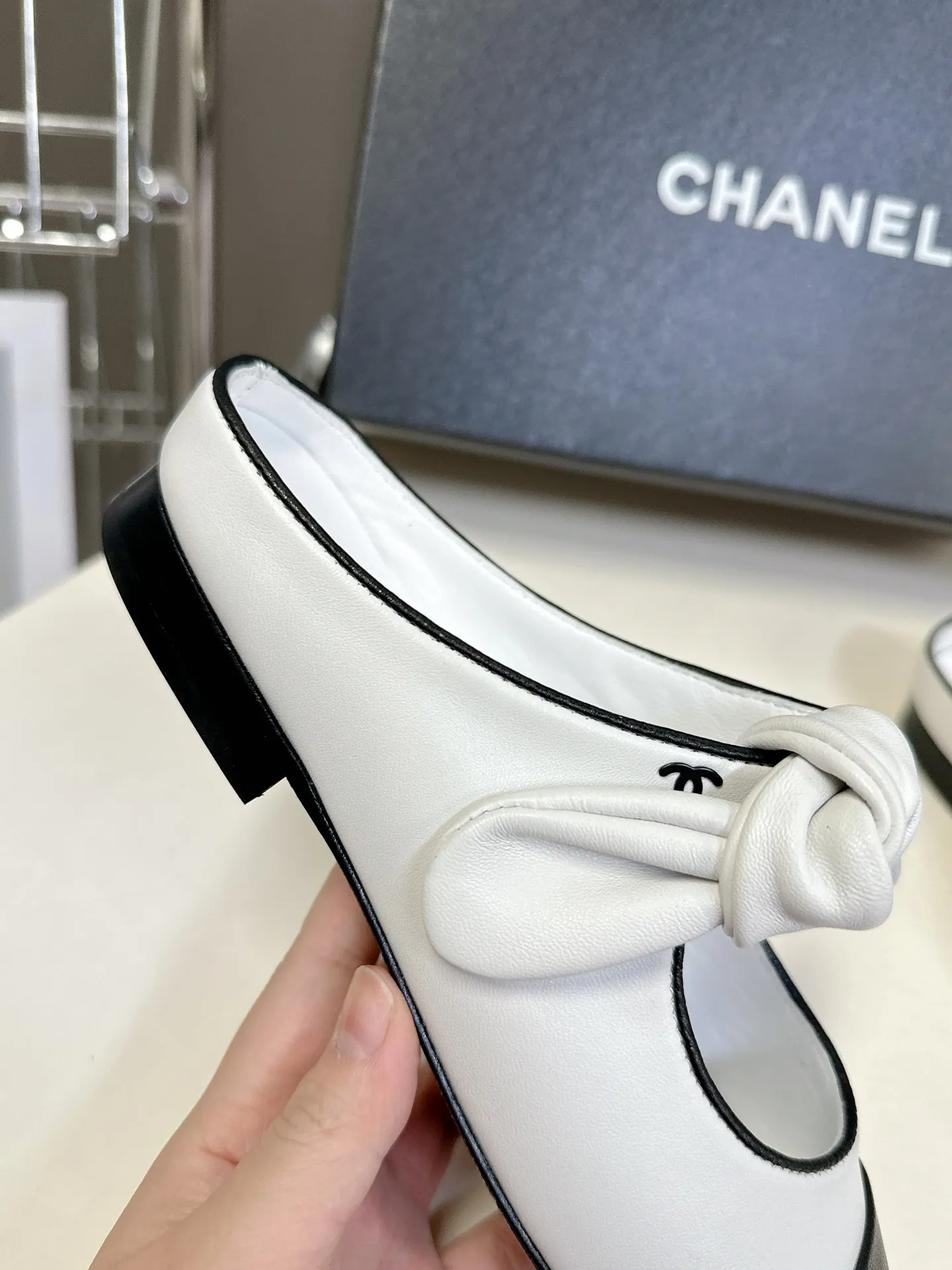 👟👟Ex-factory price 540👟👟 CHANEL Chanel Bow Elastic Strap Flat Shoes Bow Mary Jane shoes are so popular at first sight that you can wear them freely according to the weather changes! Put on socks to instantly transform into cute shoes for spring and summer! Transform into a magical princess in seconds 👸The upper is made of mixed sheepskin and tiptoe silk sheepskin. The foot feels super comfortable. The leather is very soft and skin-friendly. The genuine leather outsole imported from Italy Size: 35-41 (40 41 customized)